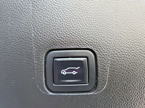 Used 2023 Chevrolet Traverse LT image 23