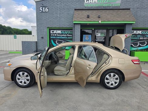 Used 2010 Toyota Camry LE image 32