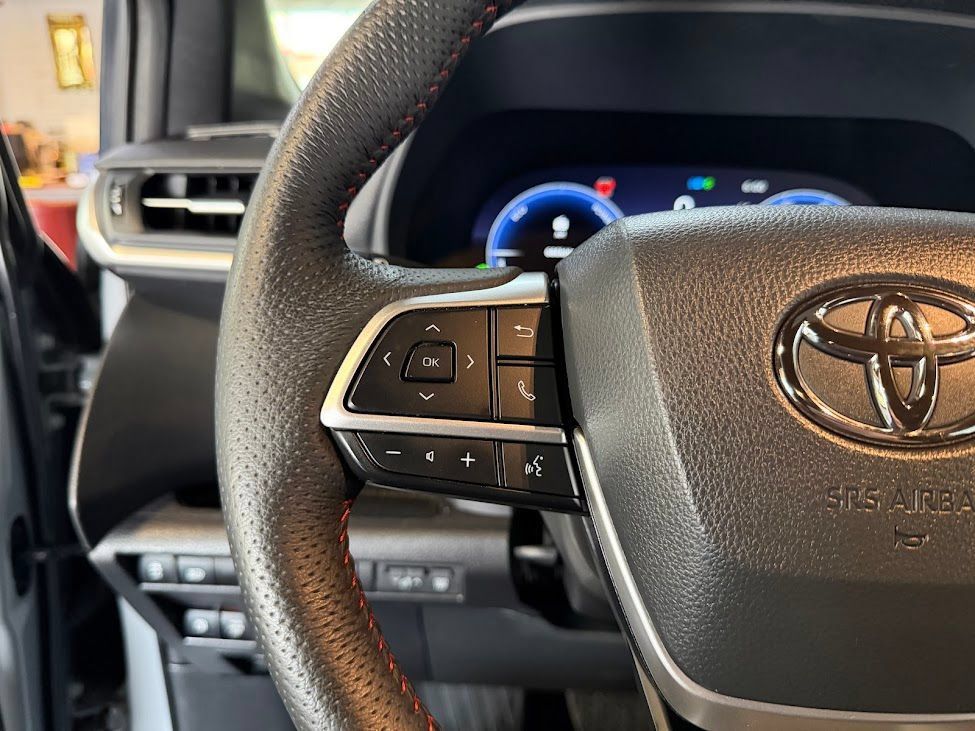 Used 2025 Toyota Sienna XSE AWD/4WD image 18