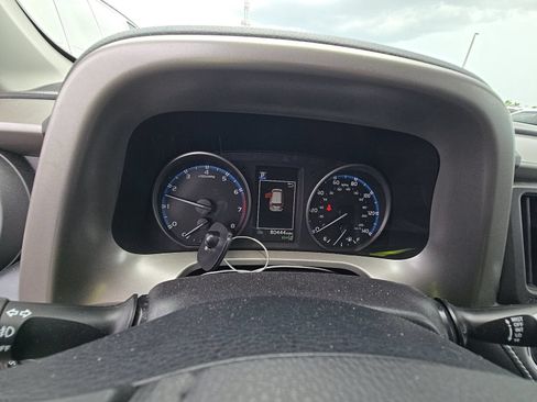 Used 2018 Toyota RAV4 XLE FWD image 2