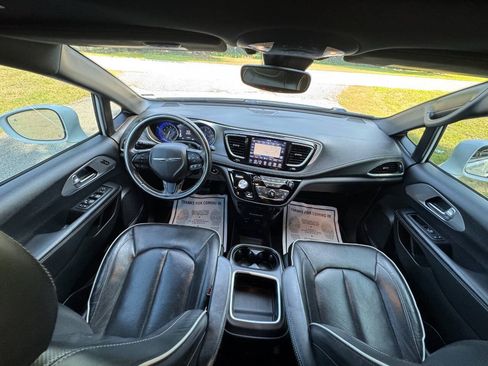 Used 2019 Chrysler Pacifica Limited w/ Advanced Safetytec Group FWD image 15