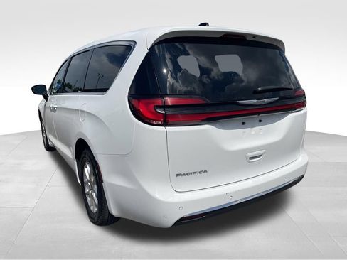 Used 2024 Chrysler Pacifica Touring-L FWD image 17