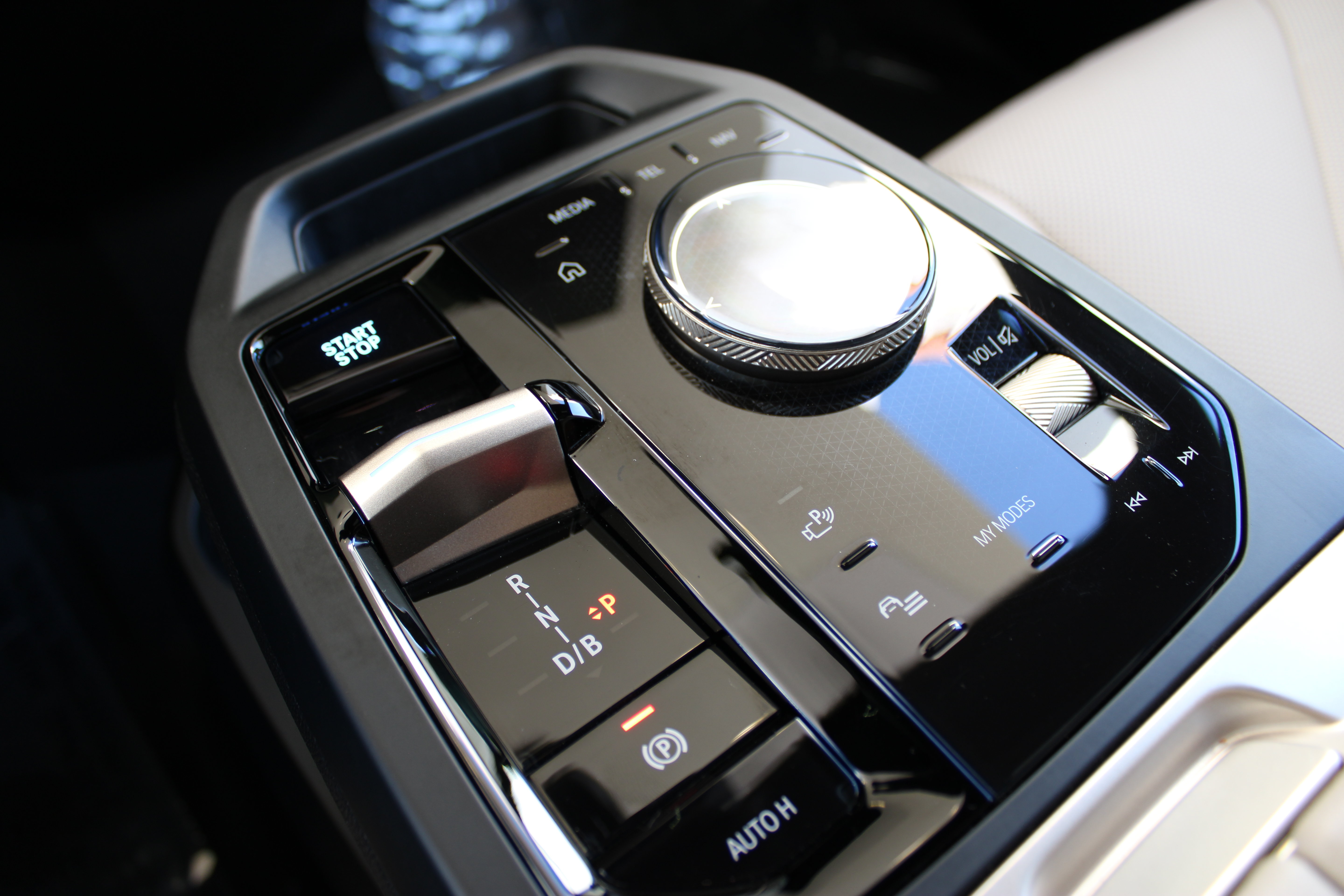Used 2024 BMW iX xDrive50 AWD/4WD image 18