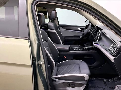 Used 2024 Volkswagen Atlas Peak Edition SEL image 9