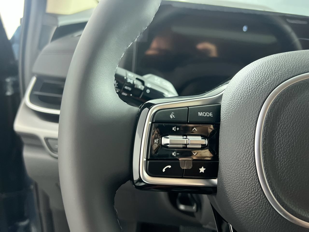 New 2026 Kia Carnival SX w/ SX Dark Edition Package FWD image 18