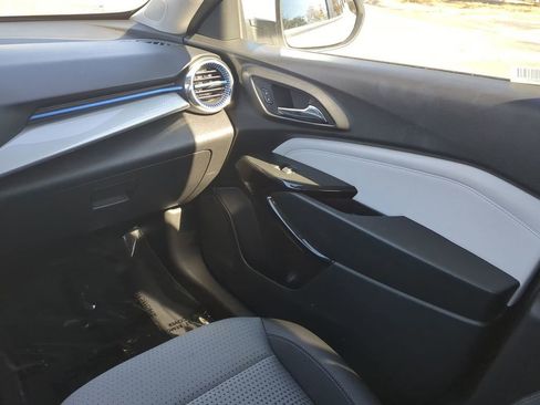 Used 2025 Chevrolet Trax LT w/ LT Convenience Package image 18