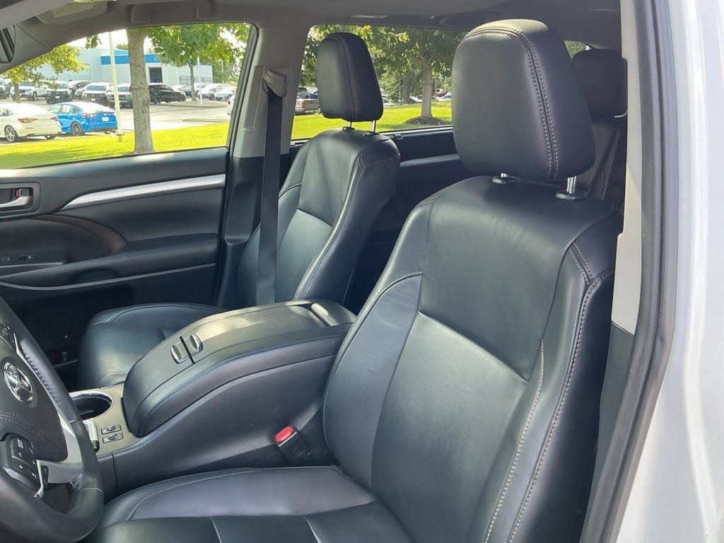 Used 2019 Toyota Highlander XLE AWD/4WD image 19