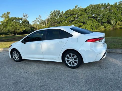 Used 2020 Toyota Corolla LE FWD image 3