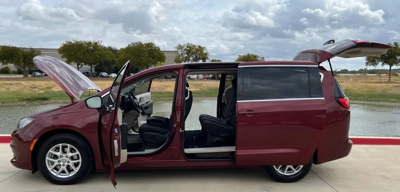 Used 2017 Chrysler Pacifica Touring FWD image 17