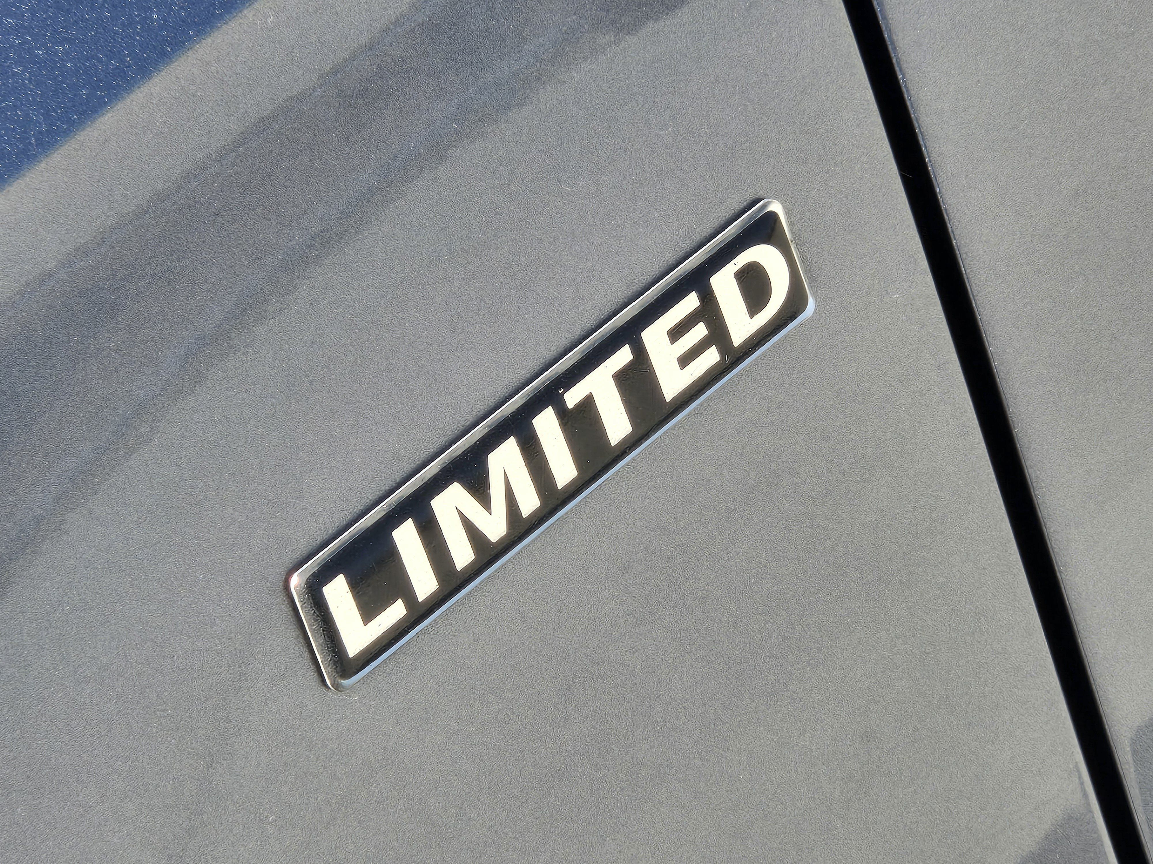 Used 2015 Volkswagen Passat 1.8T Limited Edition FWD image 9