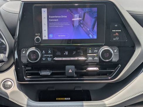 Used 2024 Toyota Highlander XLE FWD image 23