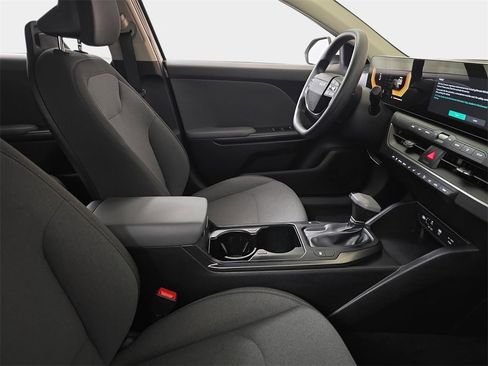 Used 2025 Kia K4 LX image 11