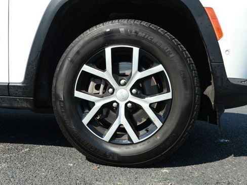 Used 2024 Jeep Grand Cherokee L Limited w/ Luxury Tech Group II image 5