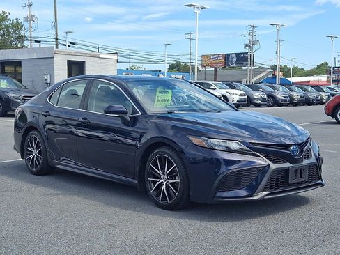 Used 2022 Toyota Camry SE w/ Audio Upgrade Package FWD image 3