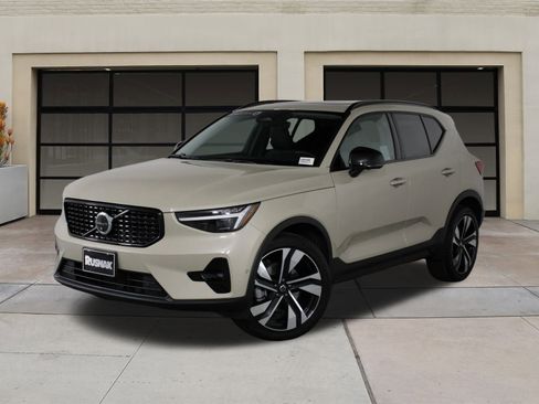 Used 2026 Volvo XC40 B5 Ultra w/ Climate Package image 3