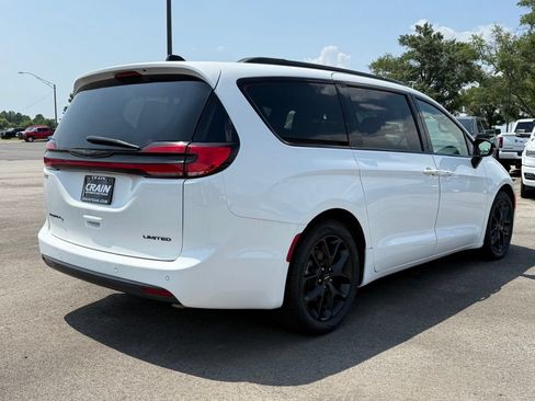 Used 2025 Chrysler Pacifica Limited FWD image 8