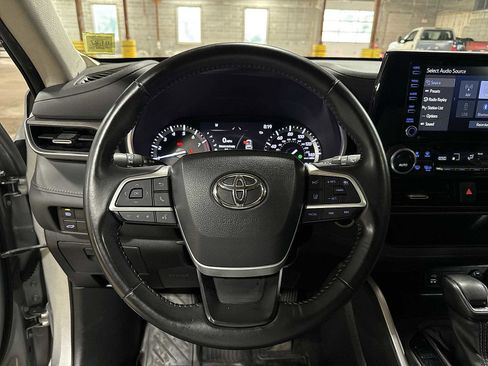 Used 2022 Toyota Highlander XLE AWD/4WD image 19