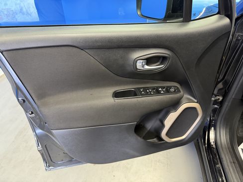 Used 2016 Jeep Renegade Latitude FWD image 9
