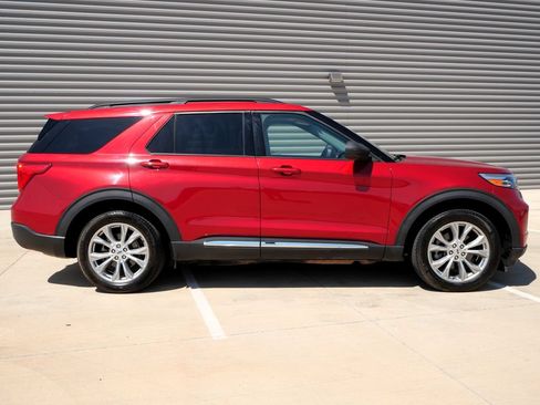 Used 2021 Ford Explorer XLT w/ Equipment Group 202A AWD/4WD image 2