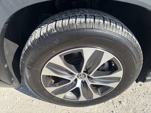 Used 2024 Toyota Highlander XLE image 11