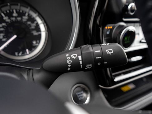 Used 2025 Toyota Highlander XLE image 27