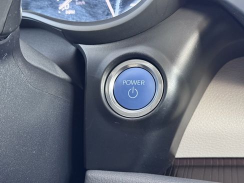 Used 2024 Toyota Sienna XLE image 6