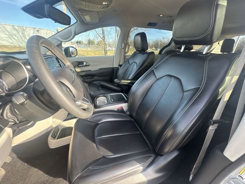 Used 2023 Chrysler Pacifica Touring-L image 11