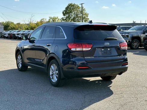 Used 2018 Kia Sorento LX image 3