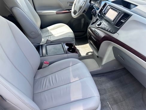 Used 2013 Toyota Sienna XLE FWD image 11