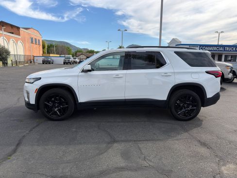 Used 2023 Chevrolet Traverse LT image 2