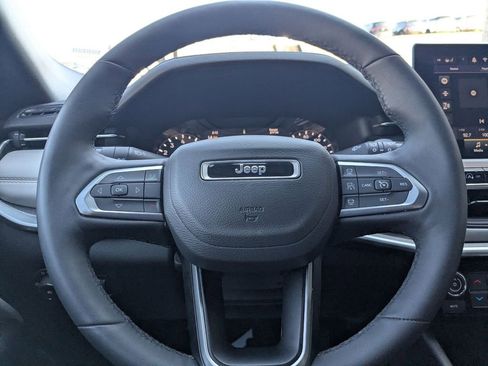 Used 2025 Jeep Compass Limited image 14