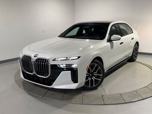 Used 2023 BMW 760i xDrive w/ Executive Package AWD/4WD image 3