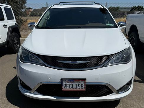 Used 2018 Chrysler Pacifica Limited w/ Tire & Wheel Group FWD image 2