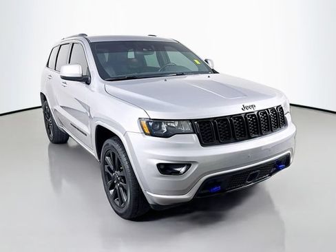 Used 2020 Jeep Grand Cherokee Altitude AWD/4WD image 3