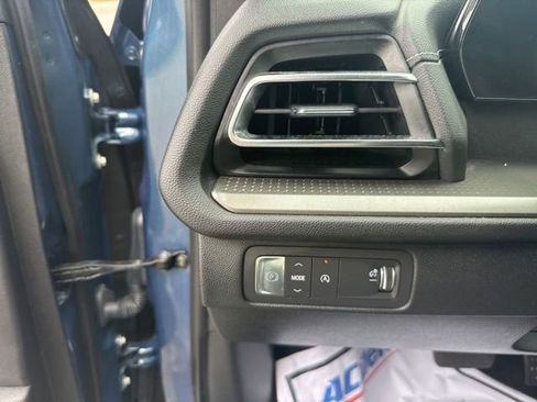 Used 2025 Chevrolet Traverse LT FWD image 16