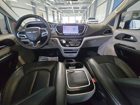 Used 2023 Chrysler Pacifica Touring-L AWD/4WD image 21
