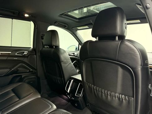 Used 2018 Porsche Cayenne Platinum Edition image 18