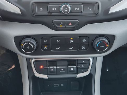 Used 2024 GMC Terrain SLE image 21