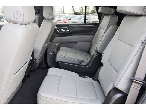 Used 2024 GMC Yukon SLT w/ SLT Premium Package image 31