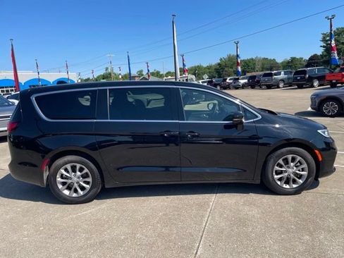 Used 2026 Chrysler Pacifica Limited FWD image 8