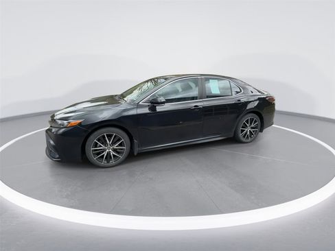 Used 2023 Toyota Camry SE image 5