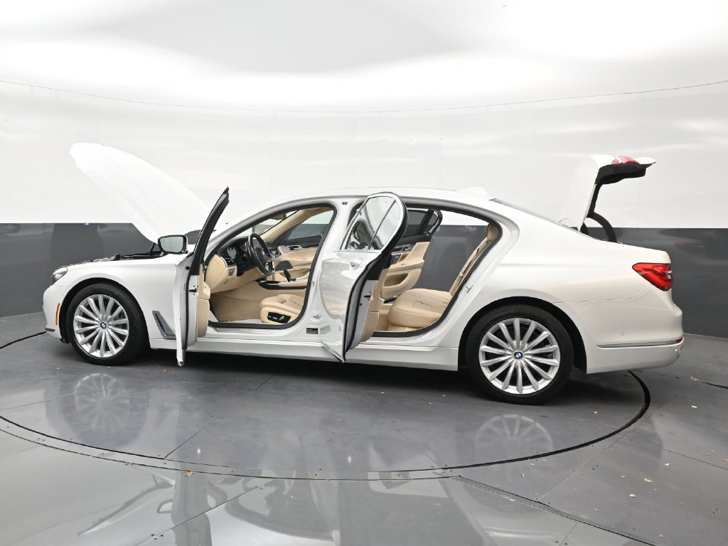 Used 2019 BMW 740i w/ Executive Package RWD image 30