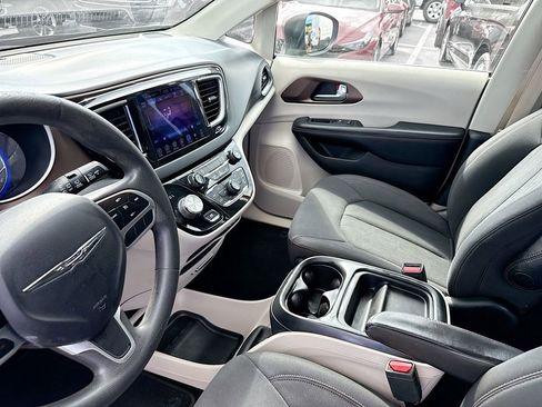 Used 2017 Chrysler Pacifica Touring Plus w/ Tire & Wheel Group image 26