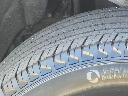 Certified 2025 GMC Sierra 1500 SLT image 28