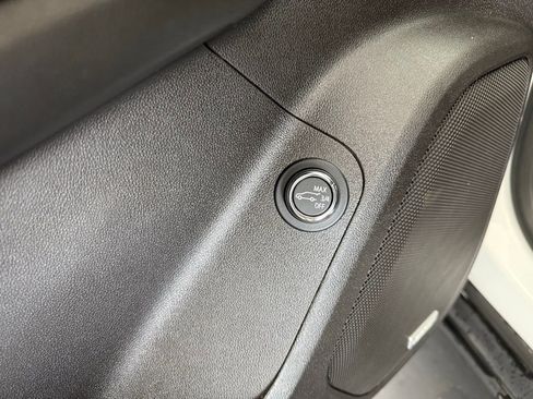 Used 2023 GMC Acadia SLT image 37