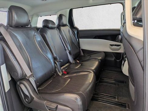 Used 2024 Kia Carnival EX FWD image 20