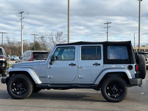 Used 2016 Jeep Wrangler Unlimited Sahara w/ Connectivity Group image 36