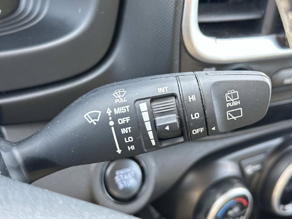 Used 2025 Hyundai Venue SEL FWD image 24