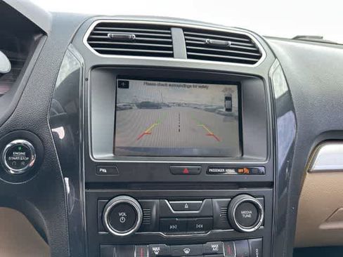 Used 2017 Ford Explorer XLT w/ Equipment Group 202A image 8