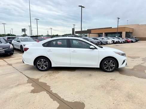 Used 2023 Kia Forte LXS w/ LXS Technology Package FWD image 4